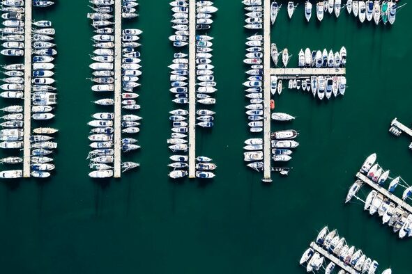 5396875-boat-yacht-water-ocean-sea-pier-dock-harbour-ship-port-above-drone-draufsicht-green-lake-summer-harbor-aerial-png-images