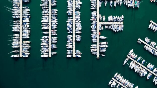 5396875-boat-yacht-water-ocean-sea-pier-dock-harbour-ship-port-above-drone-draufsicht-green-lake-summer-harbor-aerial-png-images
