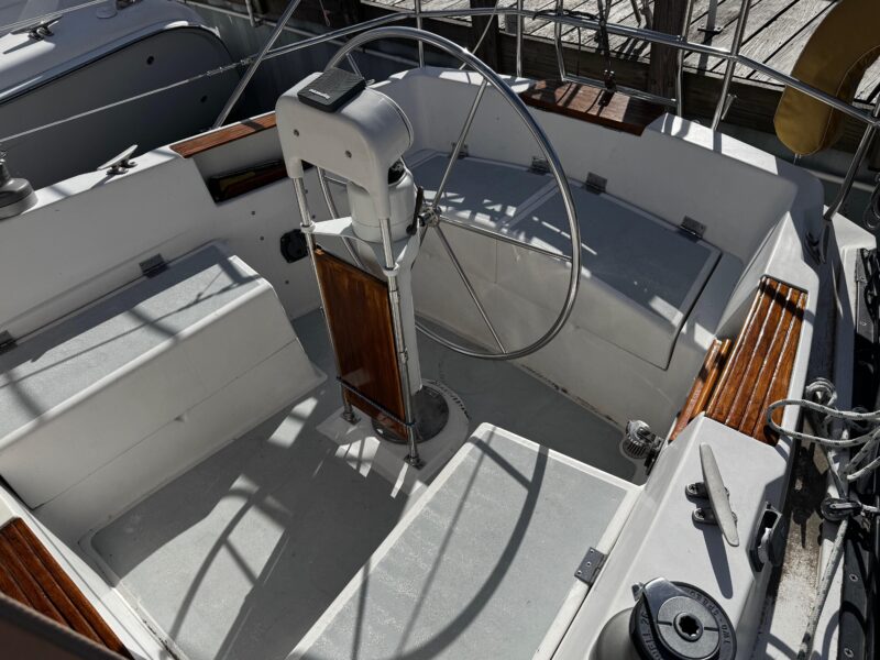 1984 Hunter 37