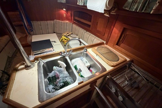 1988 Pacific Seacraft Crealock 37