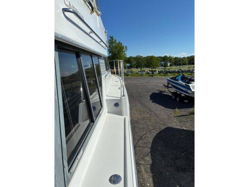 1995 Carver 370 Voyager