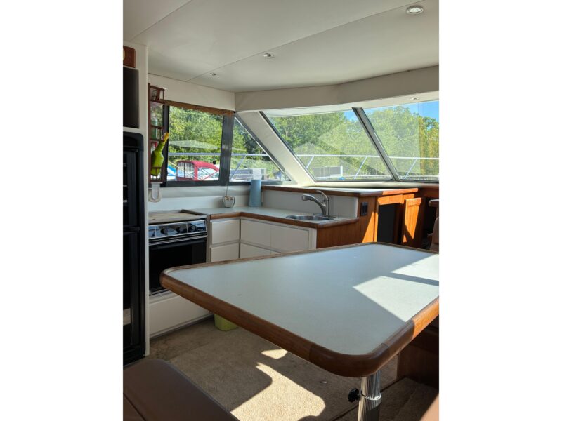 1995 Carver 370 Voyager