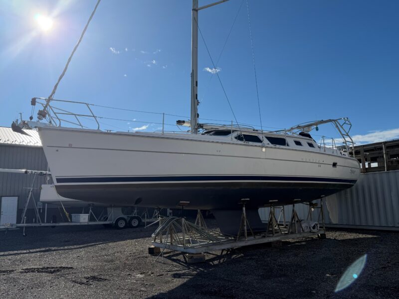 2003 Hunter 44 Deck Salon