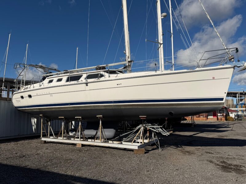 2003 Hunter 44 Deck Salon
