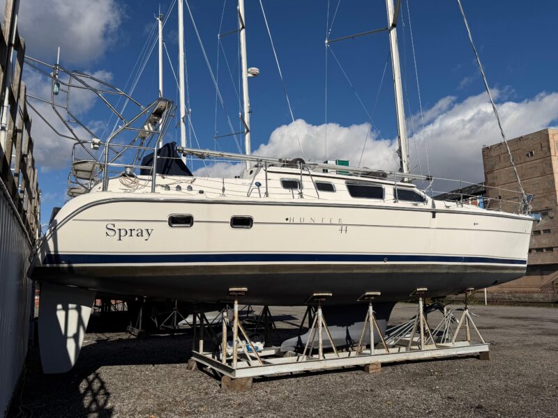 2003 Hunter 44 Deck Salon