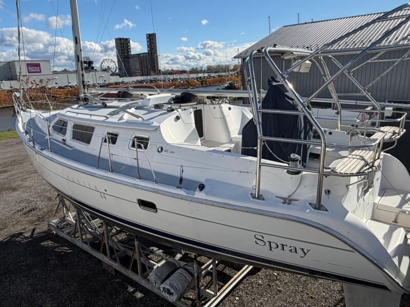 2003 Hunter 44 Deck Salon