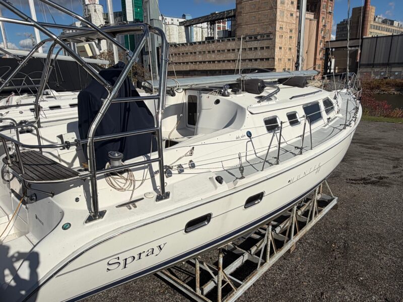 2003 Hunter 44 Deck Salon