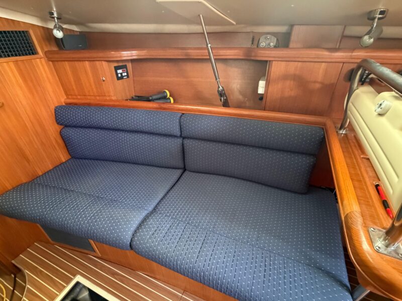 2003 Hunter 44 Deck Salon