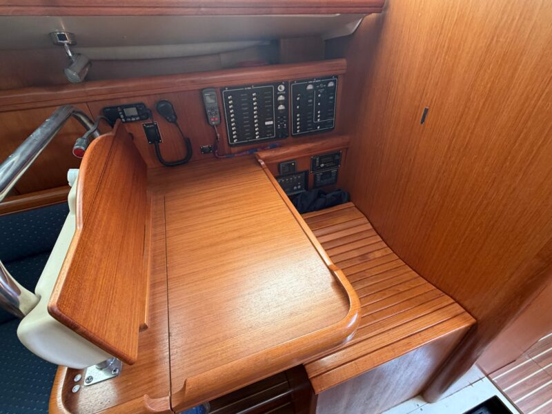 2003 Hunter 44 Deck Salon