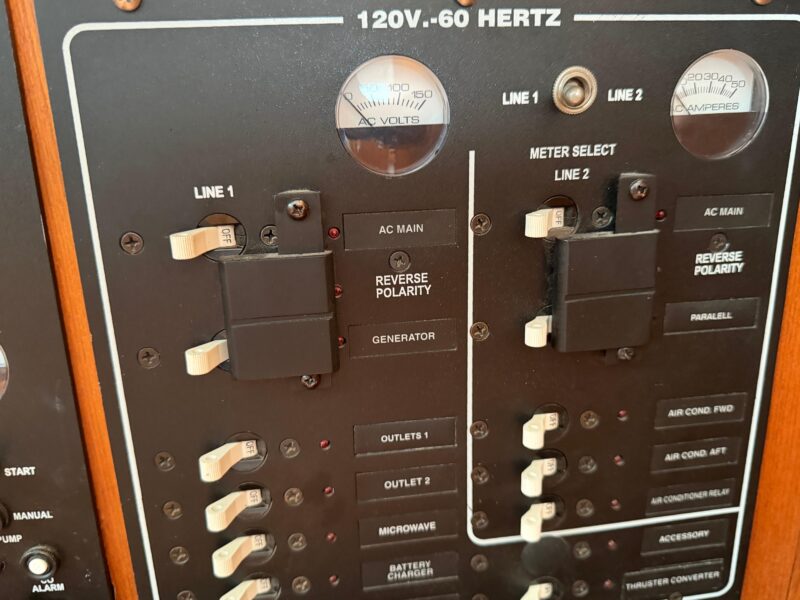 2003 Hunter 44 Deck Salon