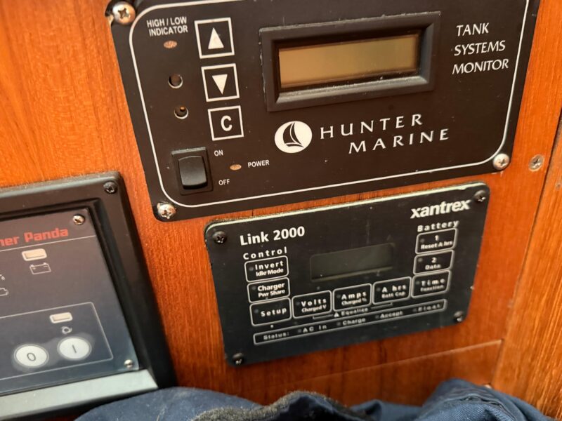2003 Hunter 44 Deck Salon
