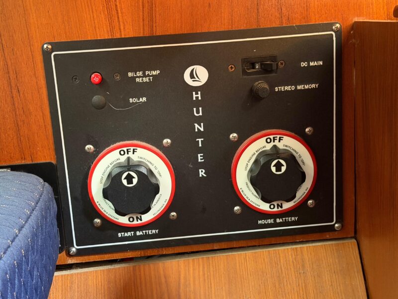 2003 Hunter 44 Deck Salon