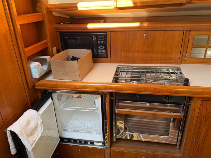2003 Hunter 44 Deck Salon