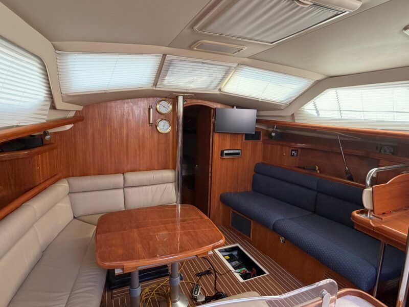 2003 Hunter 44 Deck Salon