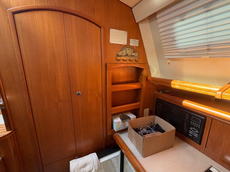 2003 Hunter 44 Deck Salon