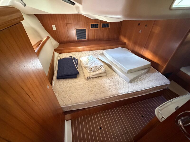2003 Hunter 44 Deck Salon