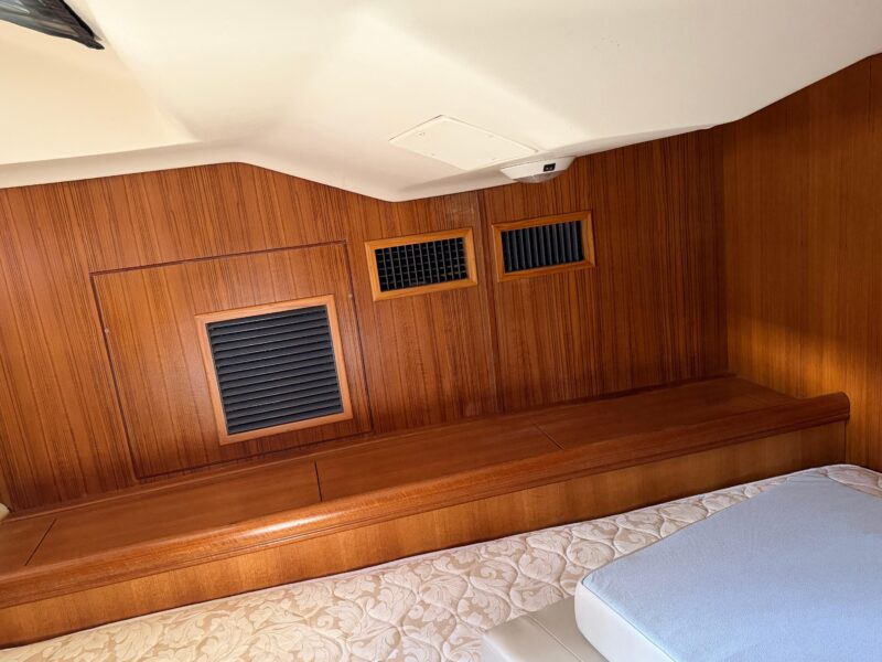 2003 Hunter 44 Deck Salon