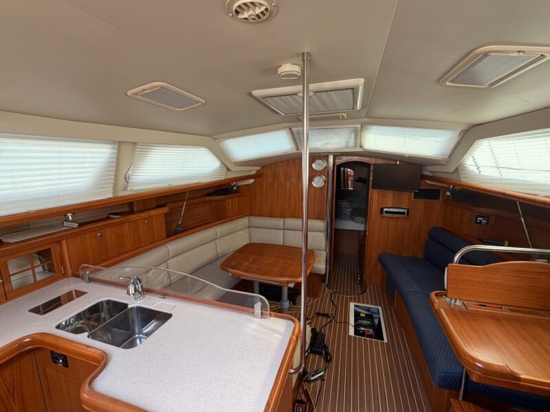 2003 Hunter 44 Deck Salon
