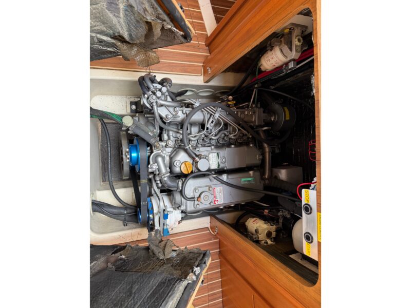 2003 Hunter 44 Deck Salon