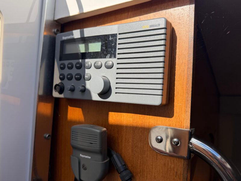 2003 Hunter 44 Deck Salon