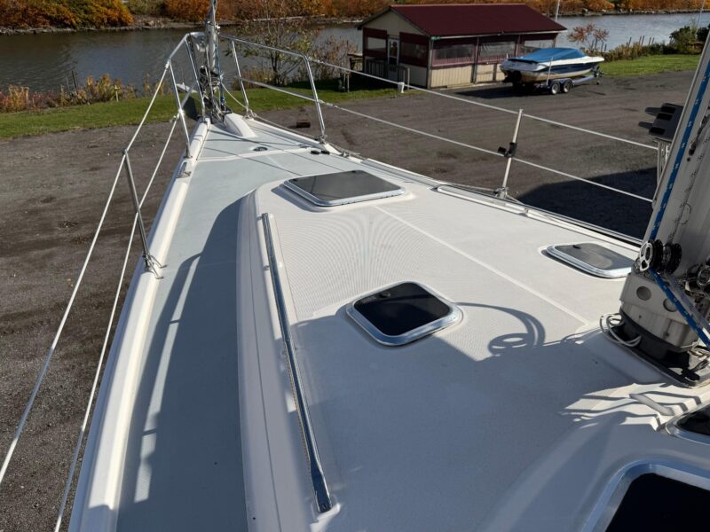2003 Hunter 44 Deck Salon