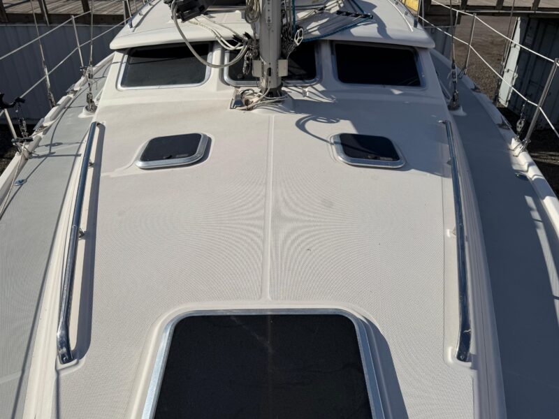2003 Hunter 44 Deck Salon