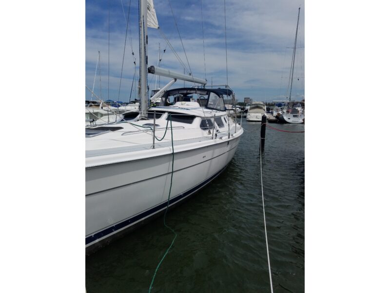 2003 Hunter 44 Deck Salon