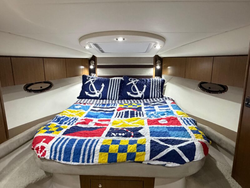 2014 Cruisers Yachts 350 Express