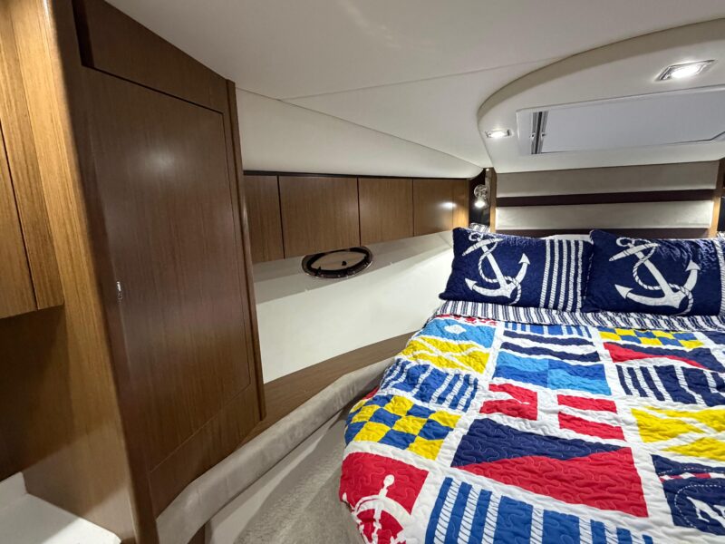 2014 Cruisers Yachts 350 Express