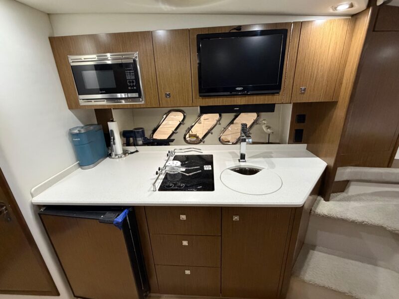 2014 Cruisers Yachts 350 Express