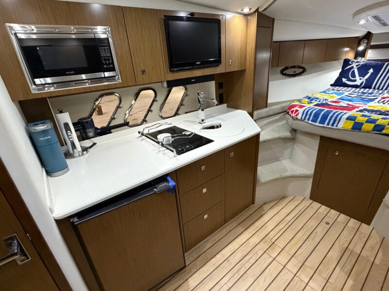 2014 Cruisers Yachts 350 Express