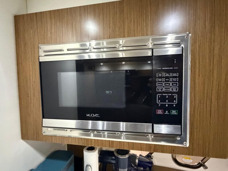 2014 Cruisers Yachts 350 Express