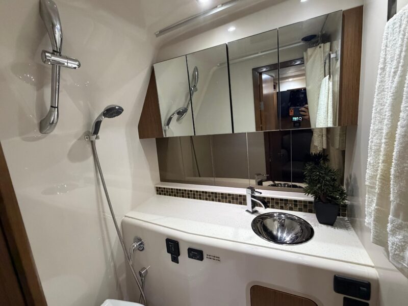 2014 Cruisers Yachts 350 Express