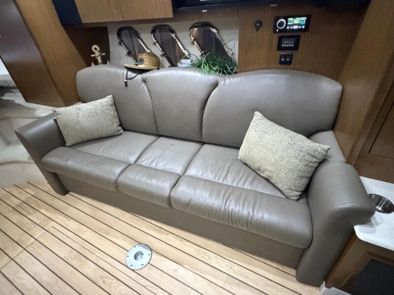 2014 Cruisers Yachts 350 Express