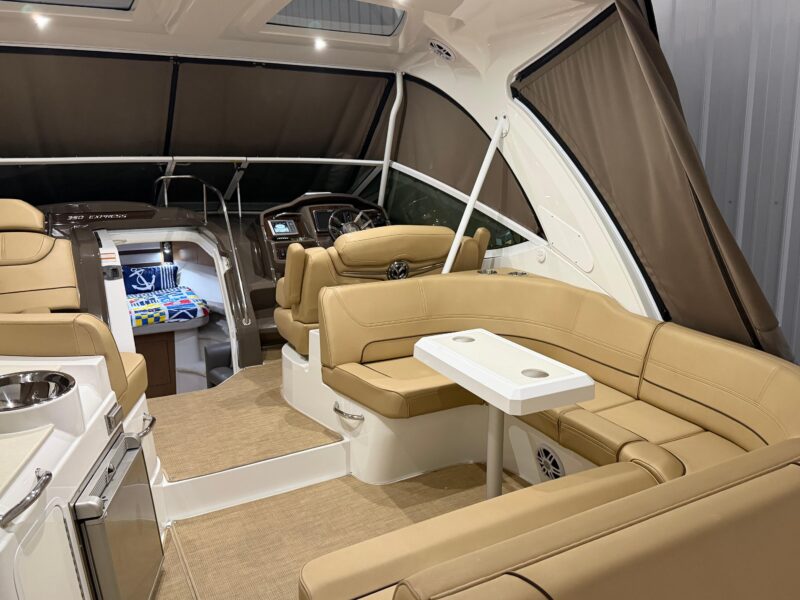 2014 Cruisers Yachts 350 Express