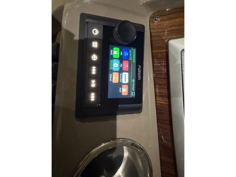 2014 Cruisers Yachts 350 Express