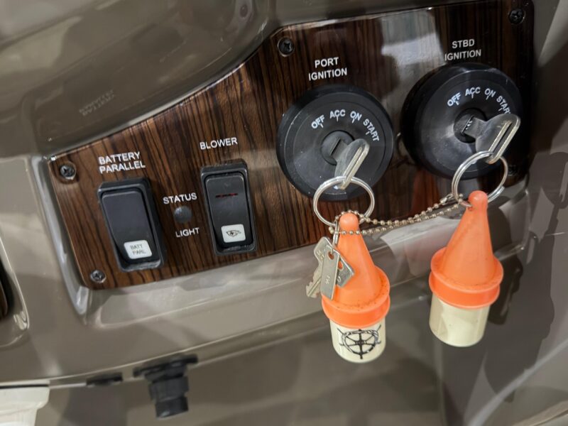2014 Cruisers Yachts 350 Express
