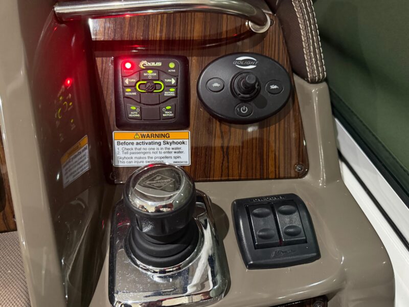 2014 Cruisers Yachts 350 Express