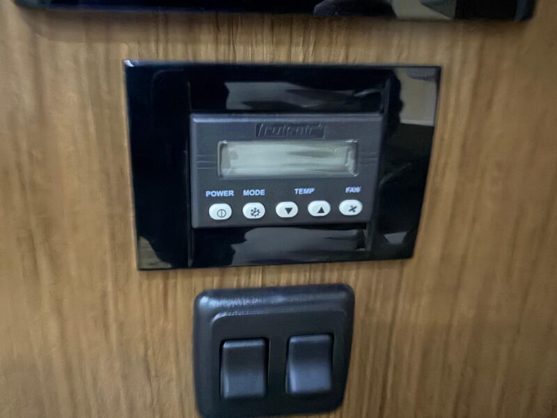 2014 Cruisers Yachts 350 Express