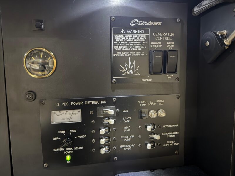 2014 Cruisers Yachts 350 Express