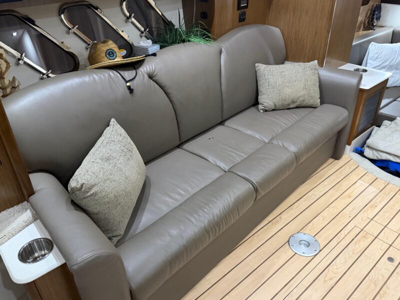 2014 Cruisers Yachts 350 Express