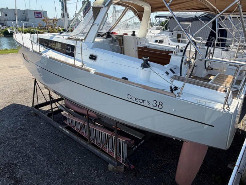 2017 Beneteau Oceanis 38