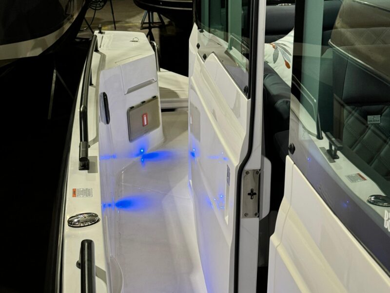 2020 Axopar 37 XC Cross Cabin