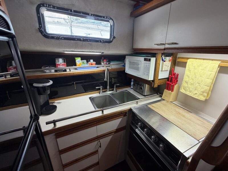 1989 Carver 3607 Aft Cabin Motor Yacht
