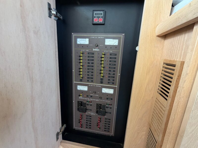 1990 Silverton 41 Aft Cabin