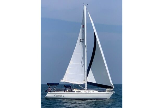 Sailing yacht Catalina 34 Mk1.5, 1992 model, cruising on open water.