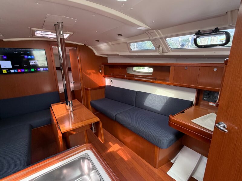 2012 Beneteau Oceanis 37